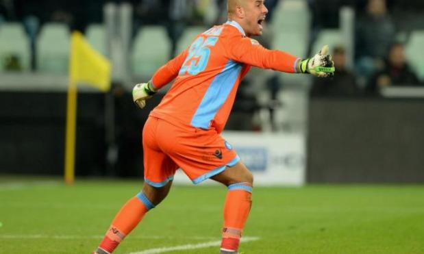 Barcelona talisman Xavi believes Liverpool goalkeeper Pepe Reina would be an excellent replacement for the outgoing Victor Valdes next summer