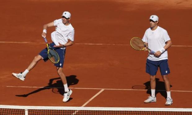 Bryan brothers help USA see off British pair