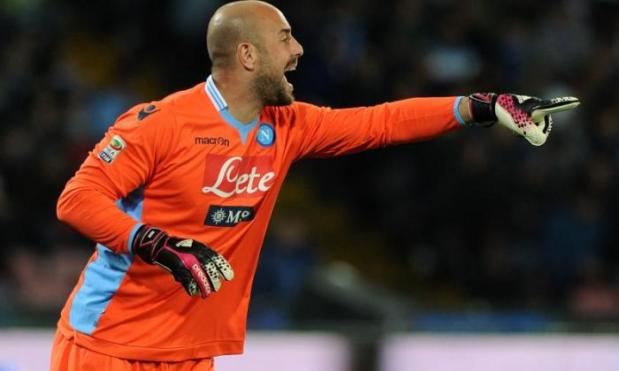 Liverpool goalkeeper Pepe Reina wants to discuss a permanent transfer to Napoli in the summer