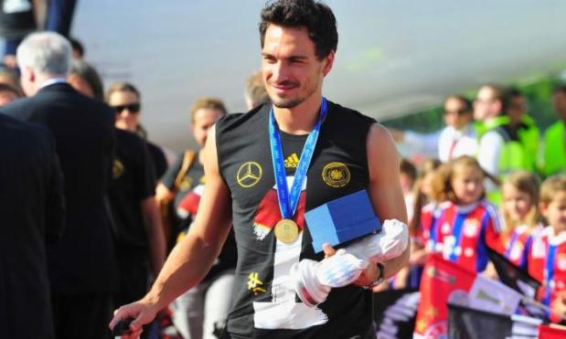Manchester United's move for Mats Hummels might not be over just, according to talkSPORT correspondent Dom McGuinness