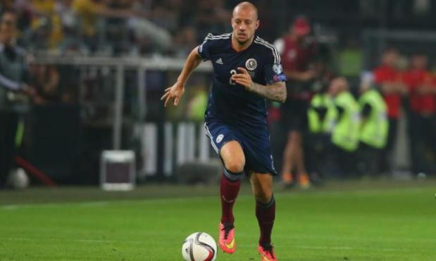 Alan Hutton has agreed a new three-year deal with Aston Villa