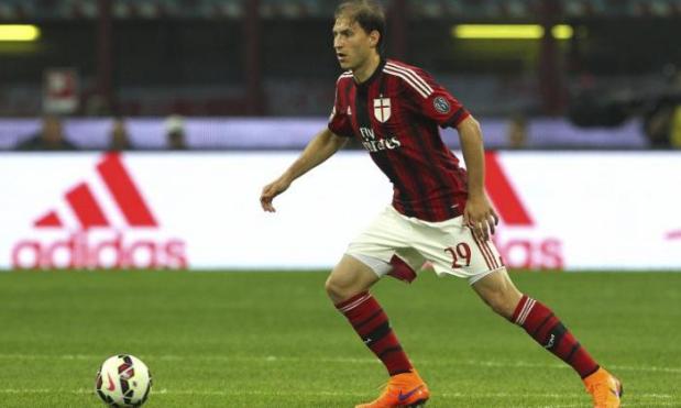 Manchester United-linked defender set to remain in Italy