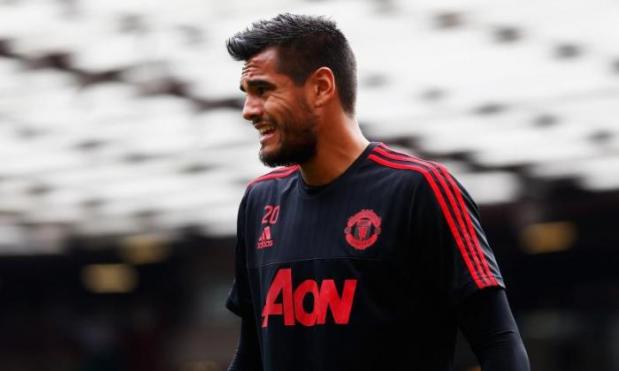 Sergio Romero thanks Louis van Gaal for support as he prepares to fight David De Gea for Manchester United spot