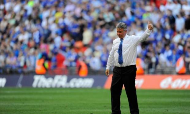 Guus Hiddink has confirmed he is holding talks with Chelsea over a return to Stamford Bridge.