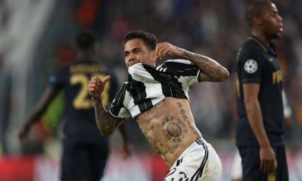 Dani Alves is great against Monaco, and people call him the best right-back ever (tweets)