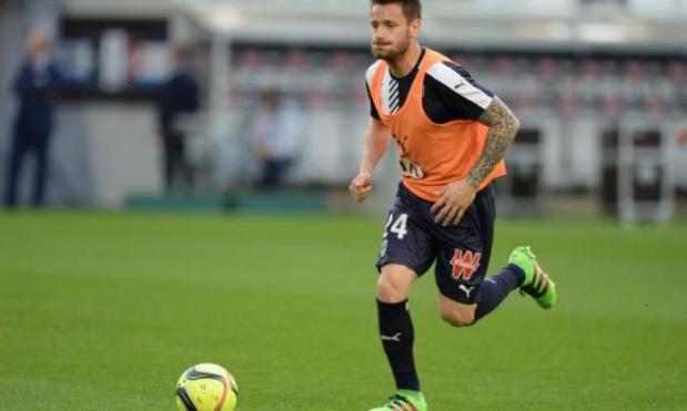 Arsenal FC transfer news: Mathieu Debuchy undergoing medical ahead of Nice move