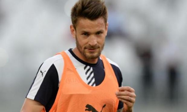 Arsenal FC transfer news: Arsene Wenger willing to let Mathieu Debuchy leave for free this summer
