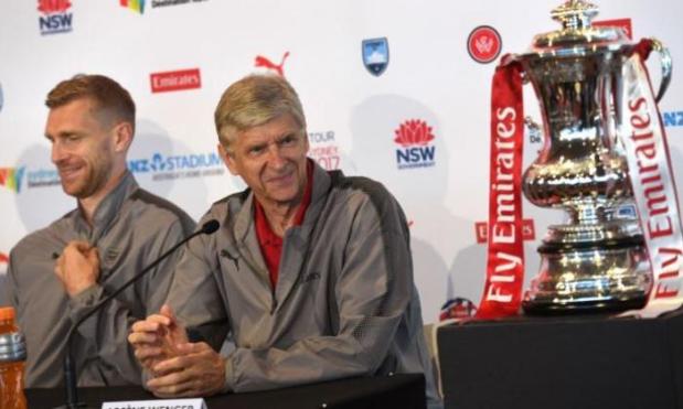 Arsene Wenger has been speaking about current players' futures and possible targets at a press conference...