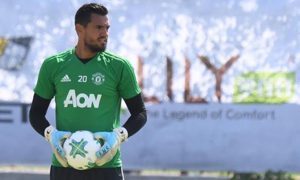 Manchester United contract news: Sergio Romero signs four-year deal