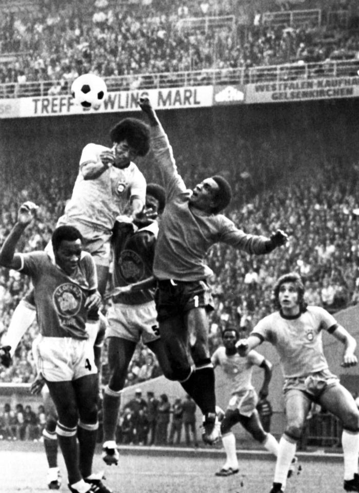  Zaire keeper Kazadi Mwamba beats Jairzinho to the ball