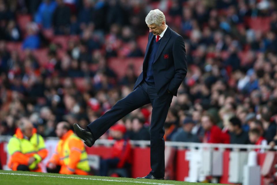  Arsene Wenger shows the strain during an Arsenal match