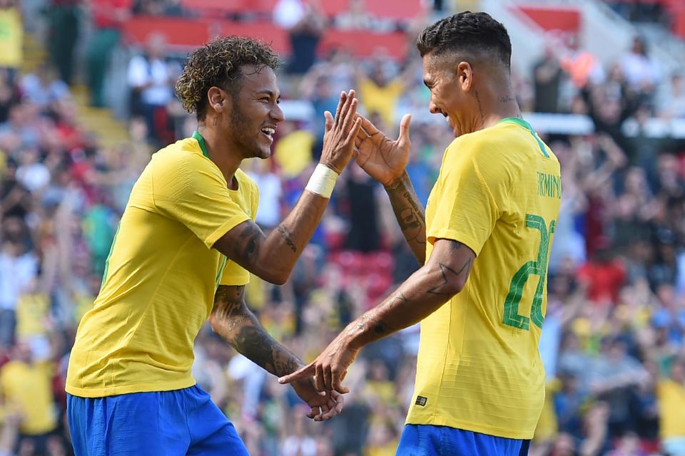  Roberto Firmino celebrates his goal with Neymar