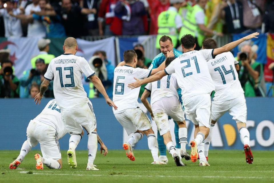  The Russian team pile on the hero Akinfeev