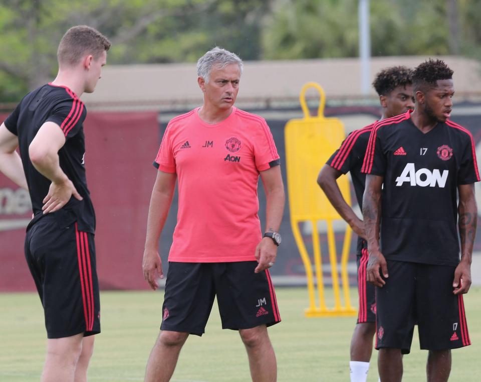  Mourinho oversees pre-season training
