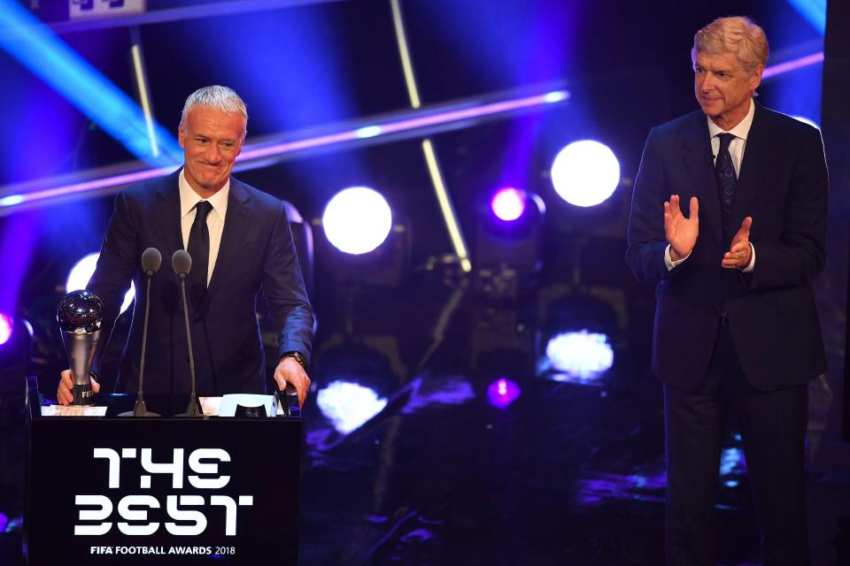 Wenger presents Deschamps with the award