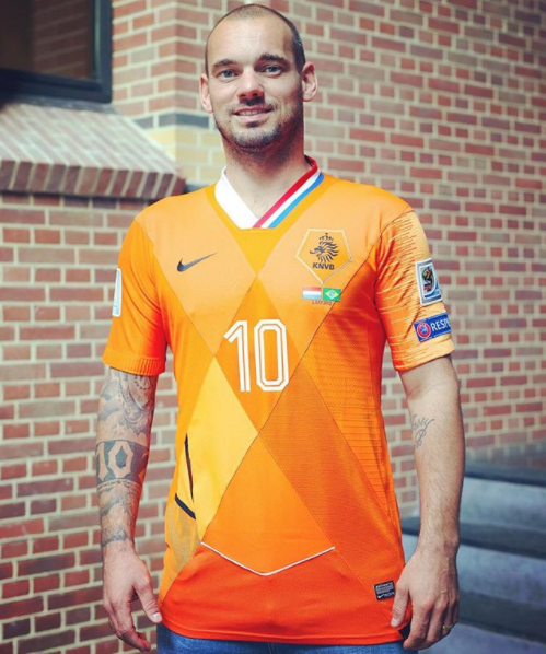  Sneijder shows off the one-off shirt