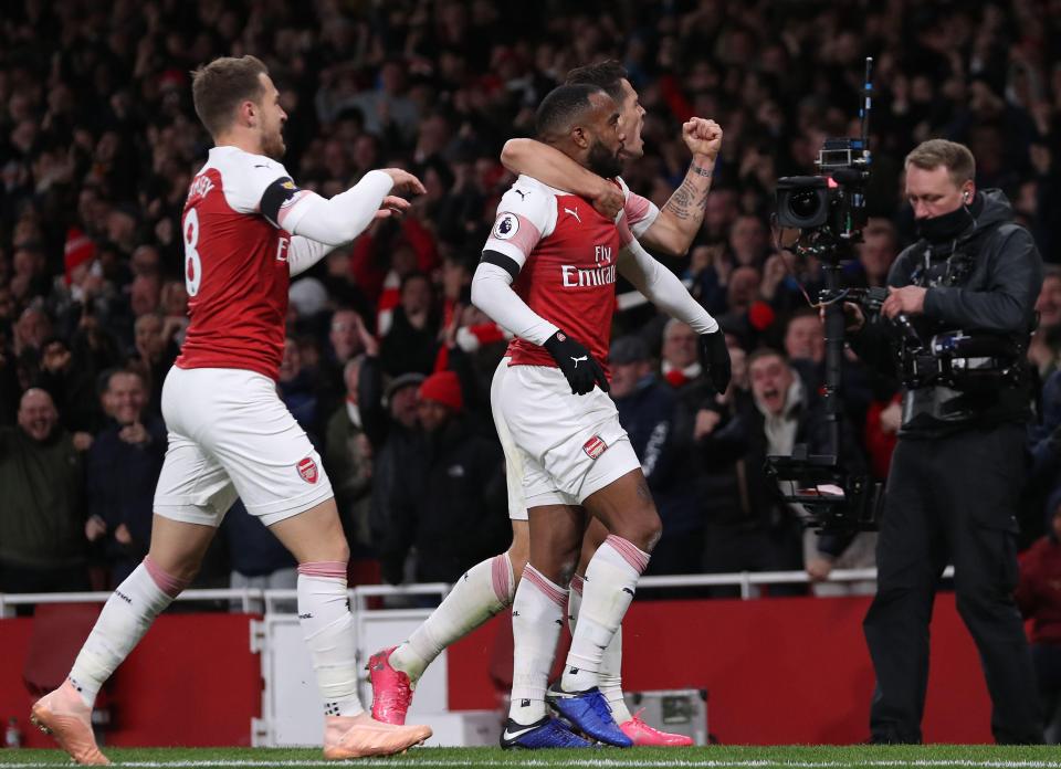  Lacazette celebrates with his Arsenal teammates