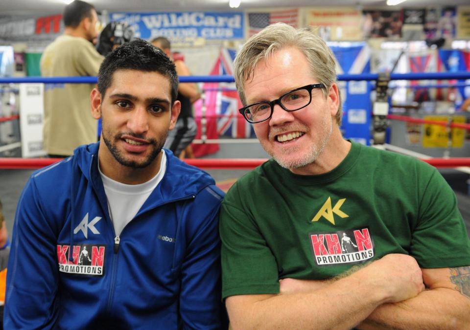  Roach poses with Amir Khan