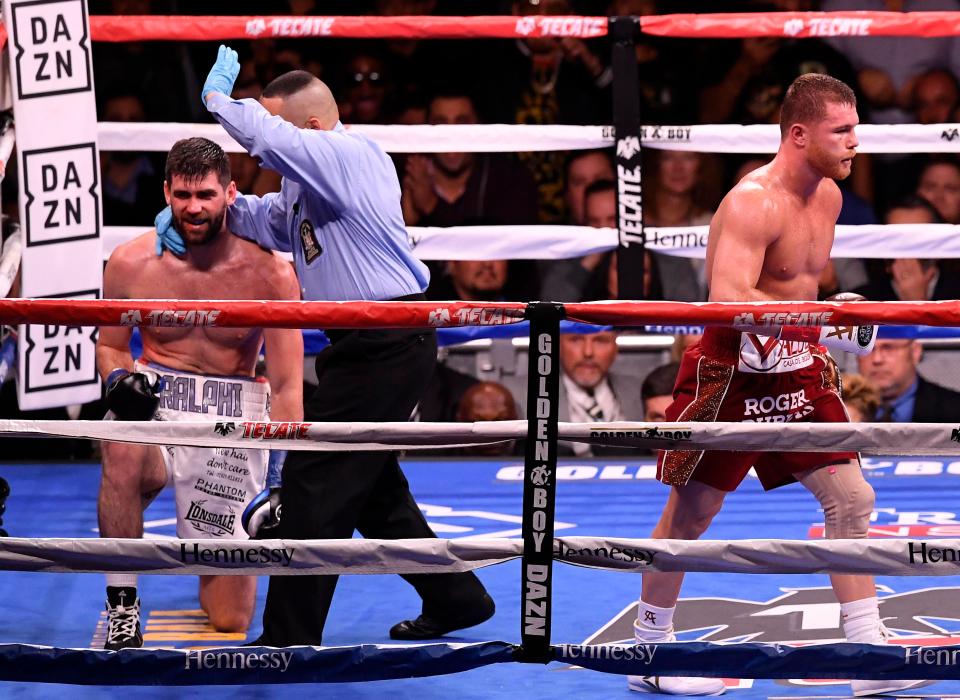  Canelo Alvarez finished Rocky Fielding in the third