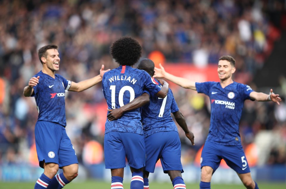  The Chelsea players congratulate Kante on his strike