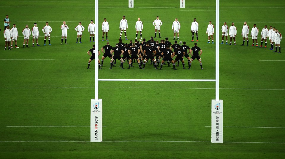  England formed a 'V' formation in front of the haka