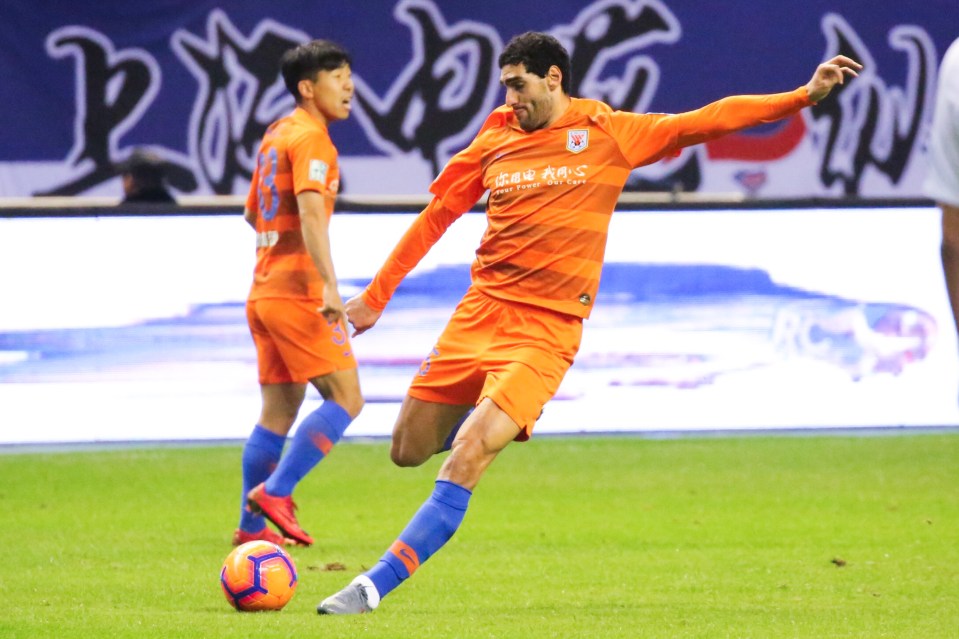  Former Everton and Manchester United midfielder Fellaini plays for Shanghai Shenhua