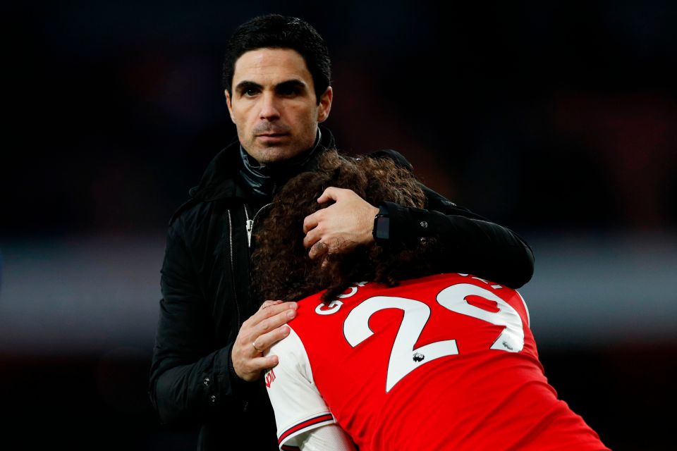  Mikel Arteta consoles his players after the late defeat to Chelsea