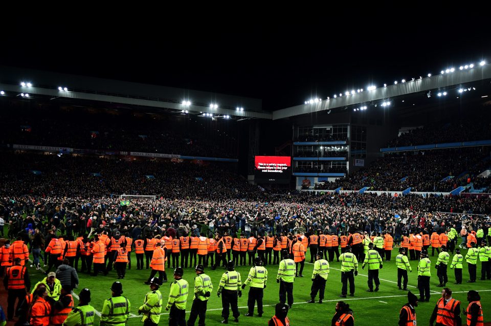  Stewards acted quickly to control the scene