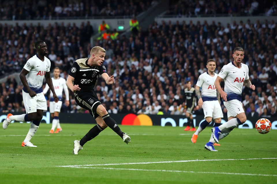  Donny van de Beek has Edwin van der Sar's blessing to become a Manchester United superstar