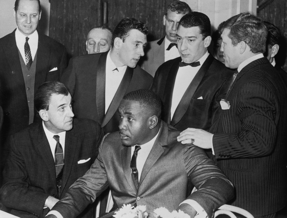  Liston poses for a picture with London's notorious Kray twins