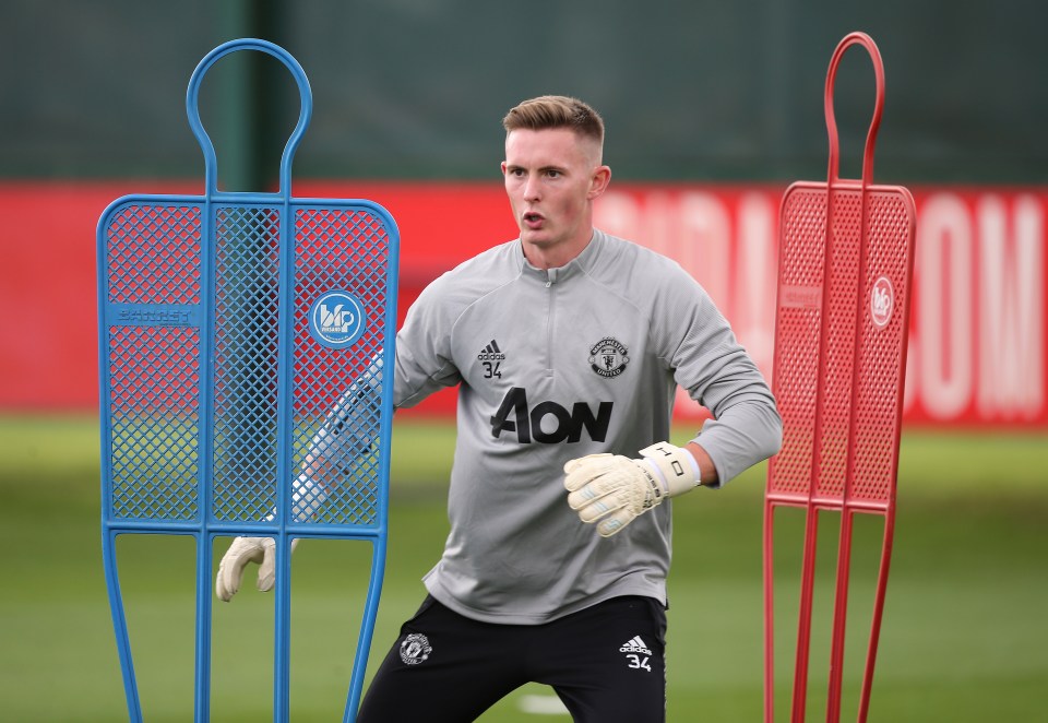  Henderson may have to wait a little longer to take De Gea's place at Man United