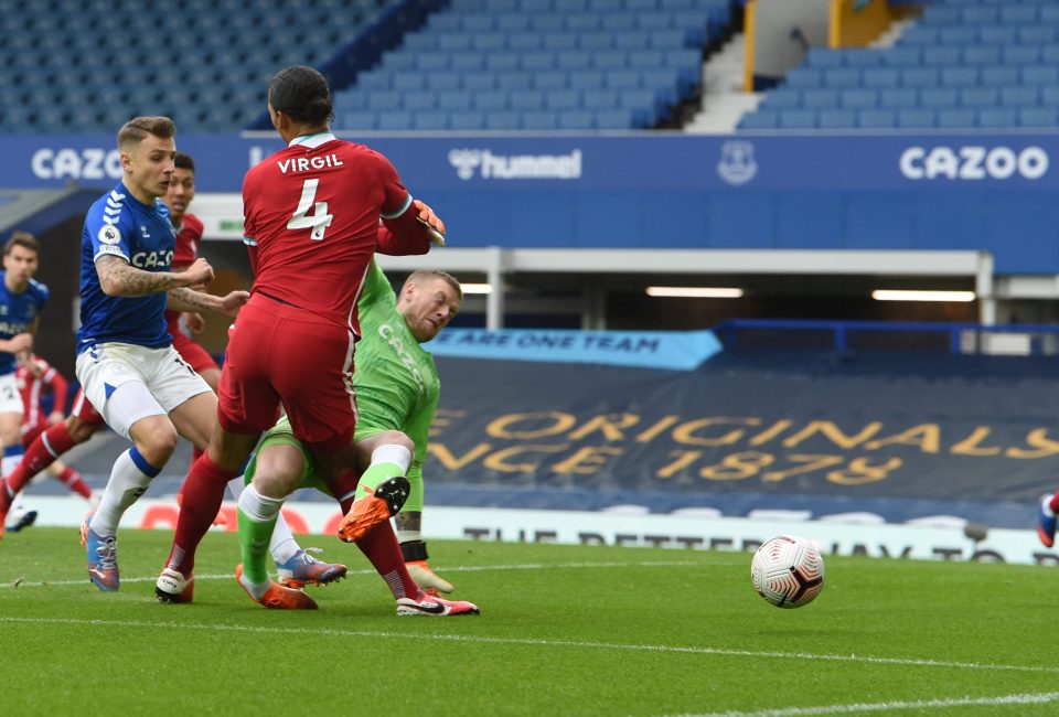  Pickford somehow escaped punishment for his reckless challenge