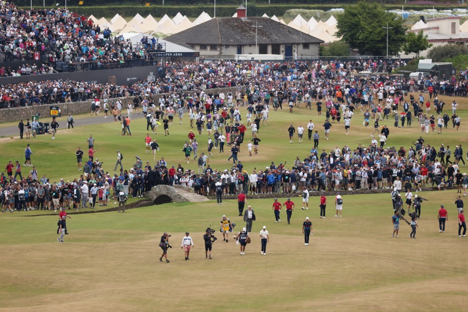 St Andrews showed McIlroy their appreciation as he searched for a mircale on 18