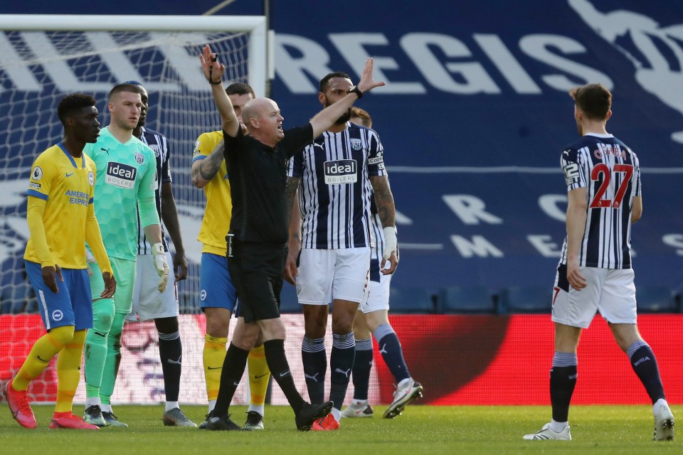  But a chaotic five minute period then ensued, with Mason eventually ruling the goal out