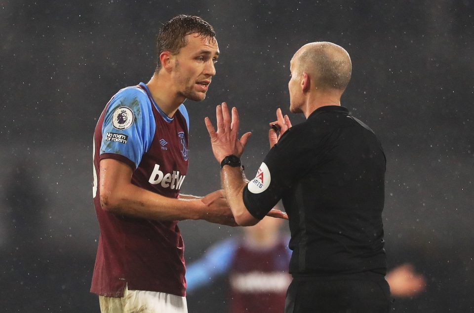  Mike Dean and Le Mason decided to send Tomas Soucek off
