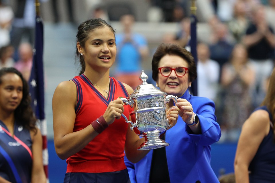 Billie Jean King presented Emma Raducanu with the US Open trophy