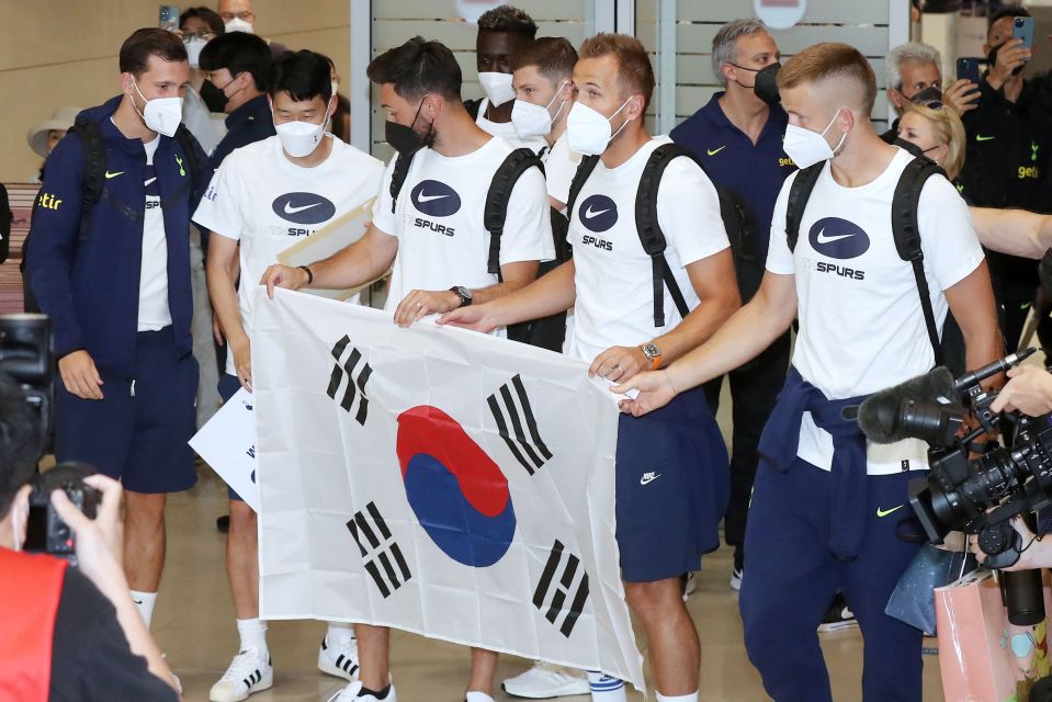 Kane, Dier, Davies, and Lloris led the Spurs team's arrival