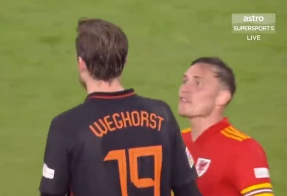 A frustrated Roberts confronts Burnley teammate Weghorst about his performance