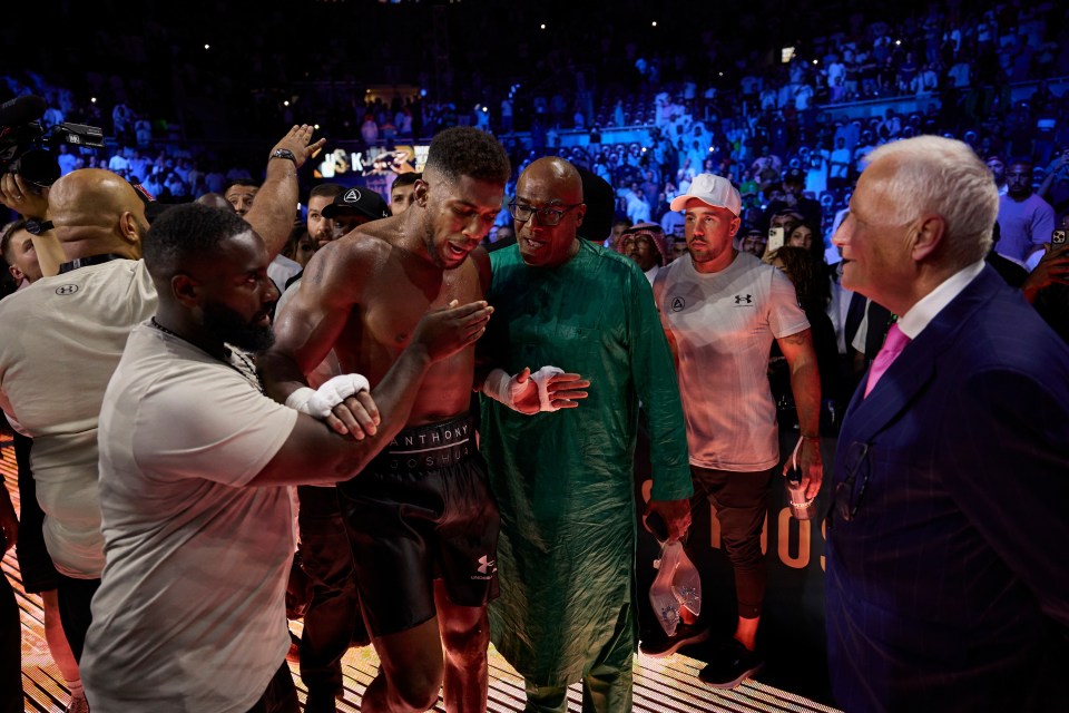 After losing to Usyk for the second time, Joshua reacted angrily where, among other things, he threw two belts out of the ring and then stormed off before delivering his long speech