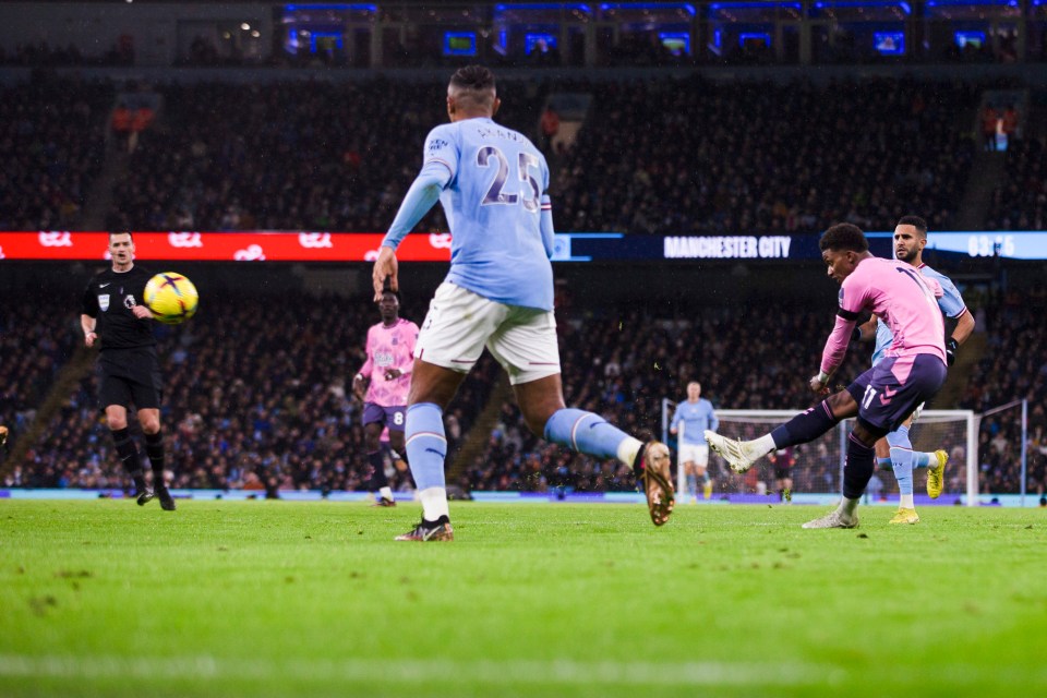 Gray equalised for Everton away at Manchester City in expert fashion