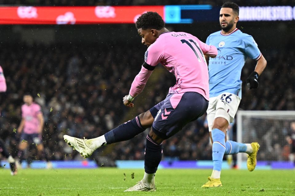 Everton defender for their lives to earn a share of the spoils
