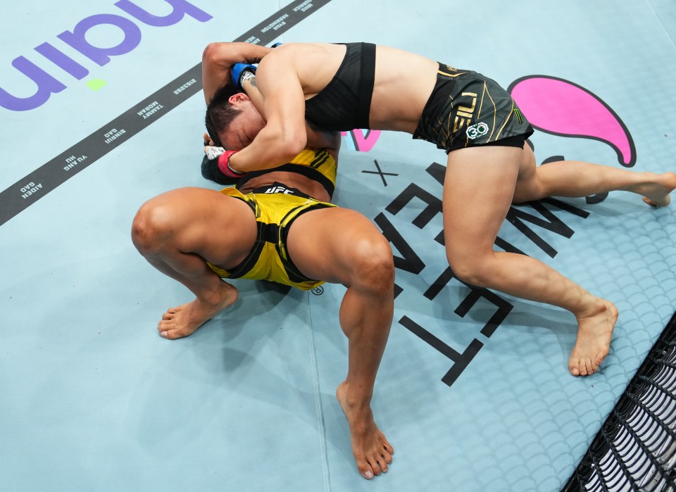 The champion survived an early submission attempt