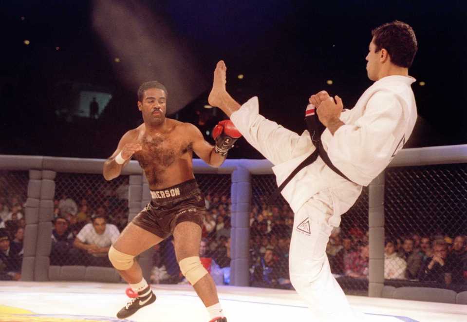 Jiu-Jitsu black belt Gracie quickly submitted cruiserweight boxer Jimmerson at UFC 1