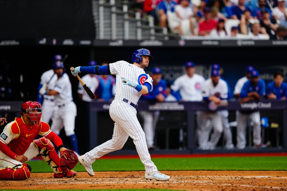 Ian Happ of Chicago scored two home runs to lead the Cubs to a commanding victory in game one
