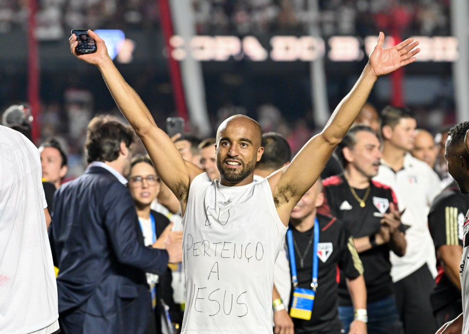 Moura won the Brazilian Cup at his boyhood club 11 years after his last title with them