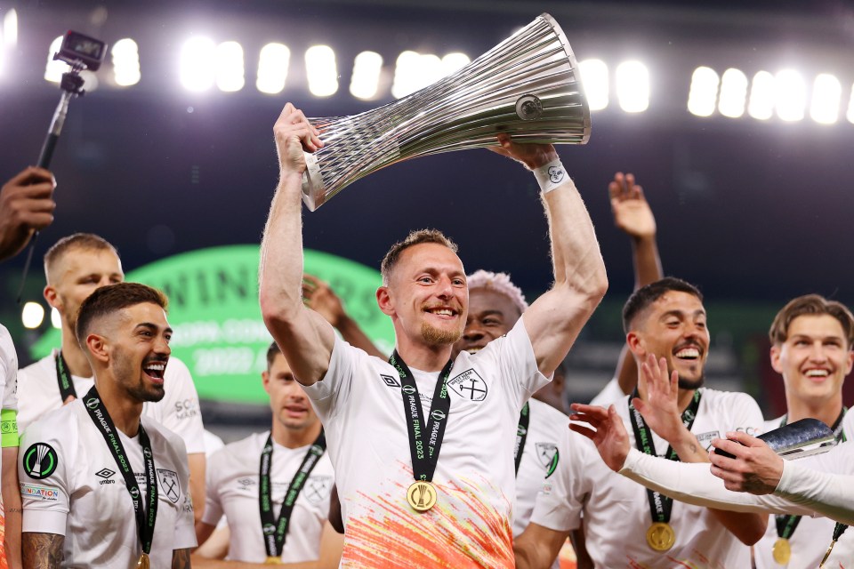 A nice moment for Vladimir Coufal, who tasted glory in his homeland