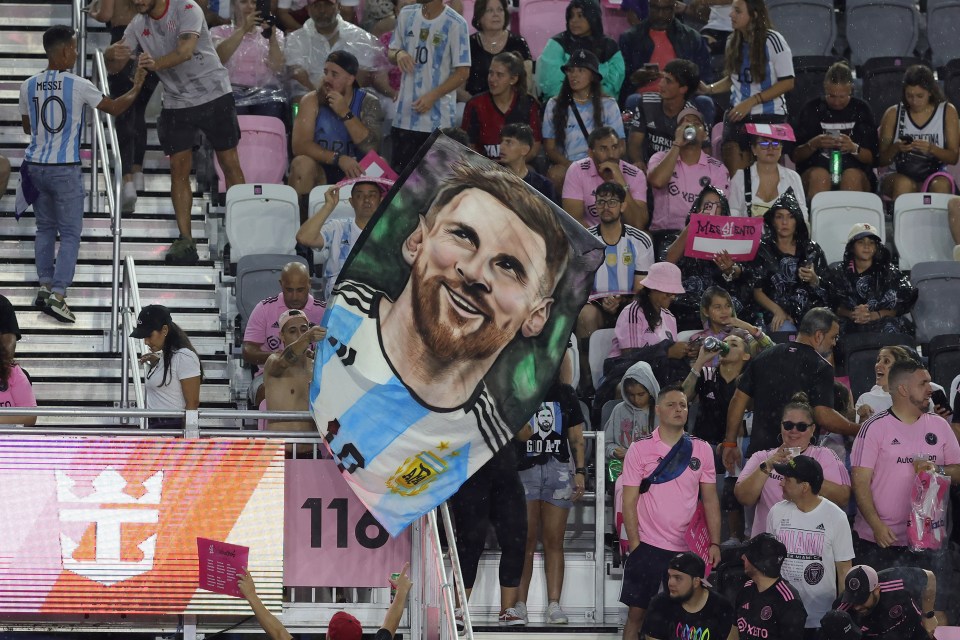 Thousands of supporters packed out the DRV PNK Stadium to welcome the Argentina international