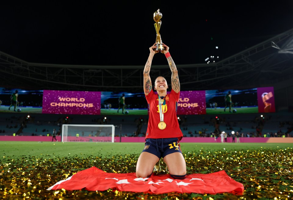 Hermoso lifting the 2023 Women's World Cup, no doubt saluting Barry's picks