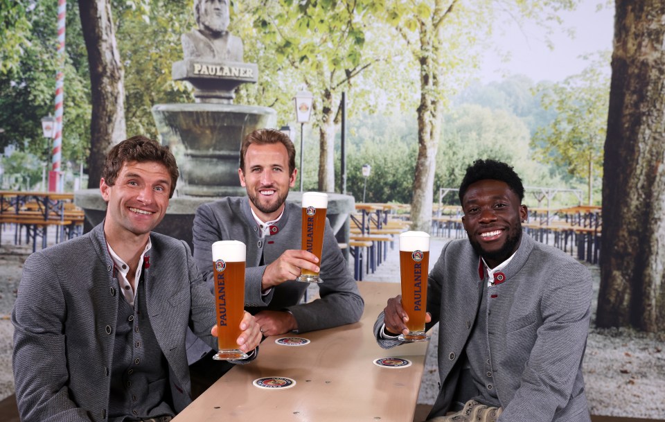 Kane enjoyed a beer with both Muller and Davies