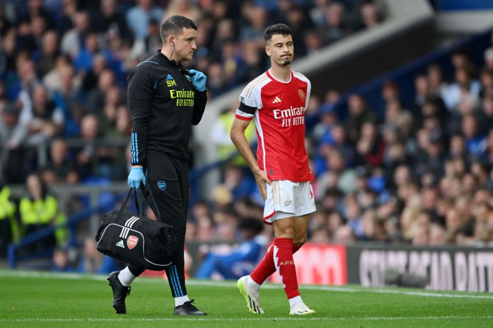 LIVERPOOL, ENGLAND - SEPTEMBER 17: Gabriel Martinelli of Arsenal is substituted after sustaining an injury during the Premier League match between Everton FC and Arsenal FC at Goodison Park on September 17, 2023 in Liverpool, England. (Photo by Stu Forster/Getty Images)